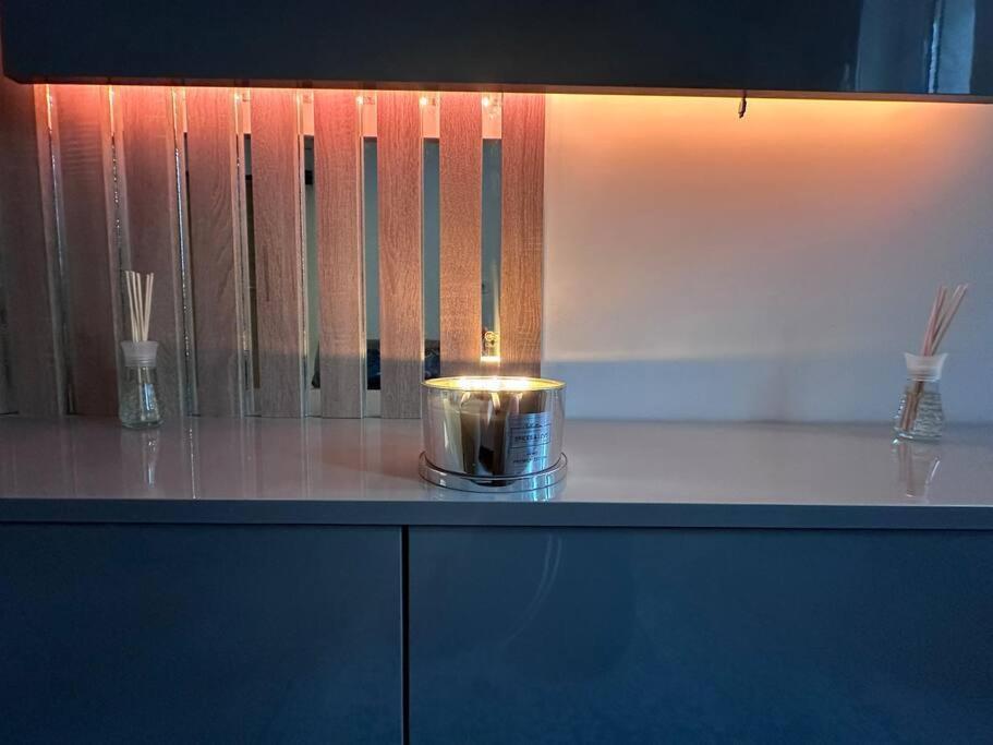 Cozy 1 Bedroom Apartment! Bucarest Extérieur photo
