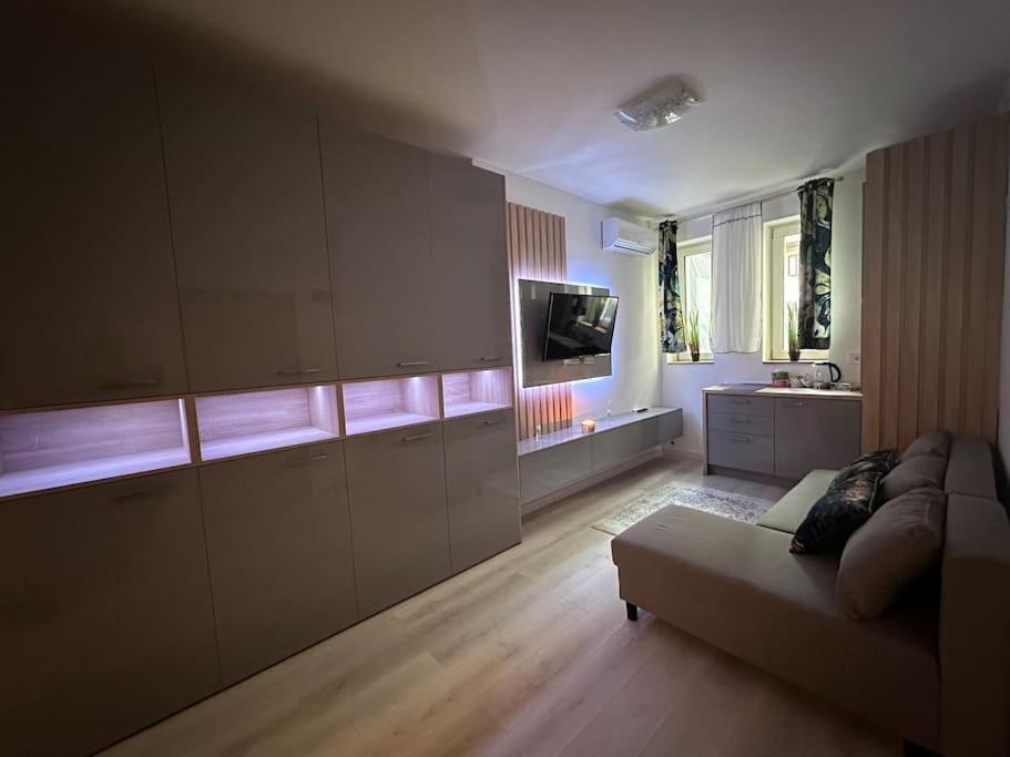 Cozy 1 Bedroom Apartment! Bucarest Extérieur photo