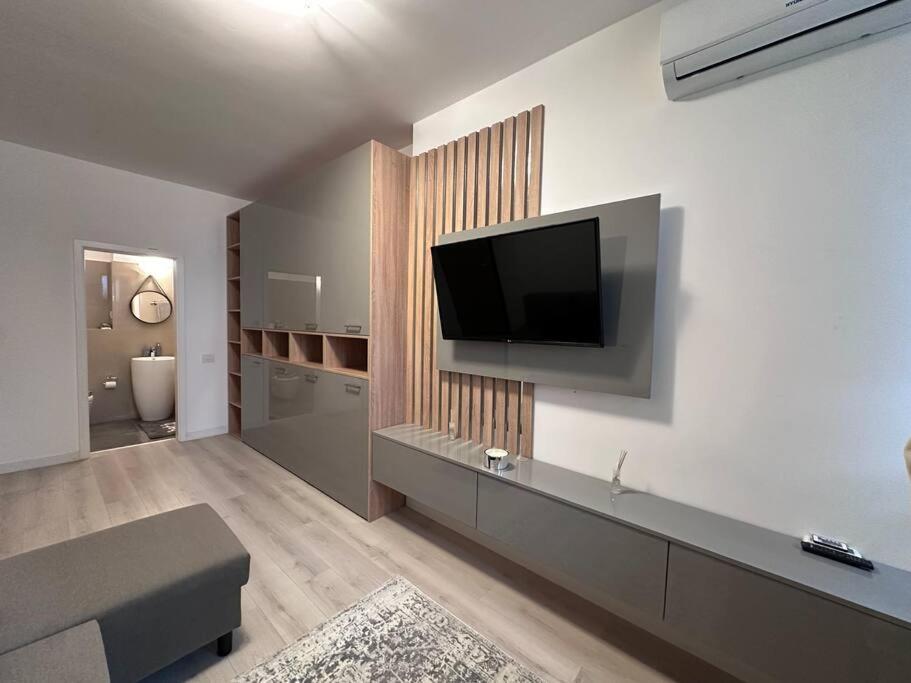 Cozy 1 Bedroom Apartment! Bucarest Extérieur photo