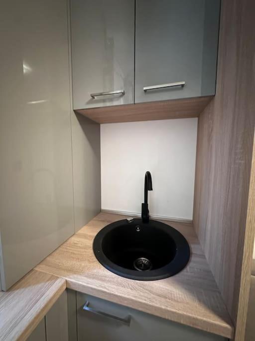 Cozy 1 Bedroom Apartment! Bucarest Extérieur photo
