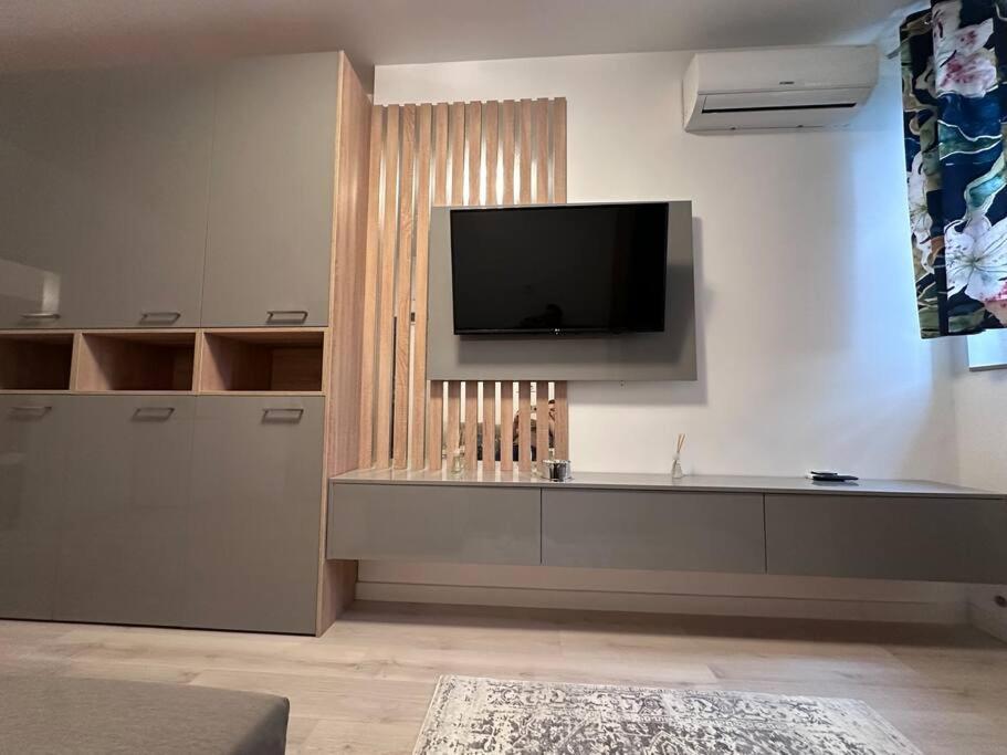 Cozy 1 Bedroom Apartment! Bucarest Extérieur photo