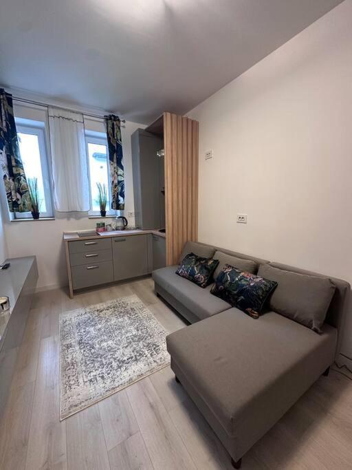 Cozy 1 Bedroom Apartment! Bucarest Extérieur photo