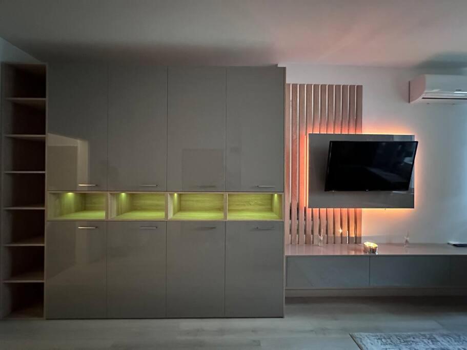 Cozy 1 Bedroom Apartment! Bucarest Extérieur photo